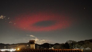 Fotógrafo capta misterioso anillo rojo sobre el cielo de Italia: ¿Qué es este fenómeno?