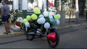 Su moto con globos de colores, una cinta negra y foto de mártir: El homenaje de Carabineros al funcionario asesinado