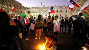 Manifestantes se congregan en las afueras de La Moneda en apoyo a Carabineros por nuevo mártir de la institución