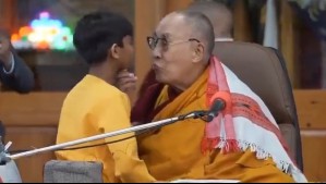 Polémica causa actitud del Dalái Lama: Besó en la boca a niño en acto en India