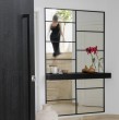Conoce cuáles son las indicaciones del Feng Shui sobre la influencia energética que tiene en los espacios colocar un espejo, justo frente a una puerta dentro del hogar.