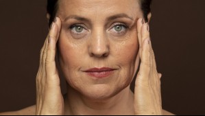 Se adelgaza y pierde su capacidad de retener humedad: ¿Cuándo aparecen los primeros signos de envejecimiento en la piel?