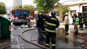 Incendio en Independencia: Tres bomberos resultaron lesionados tras caer desde seis metros de altura