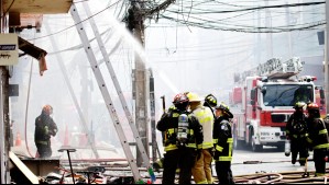 Incendio estructural afecta a dos casas en la comuna de San Bernardo