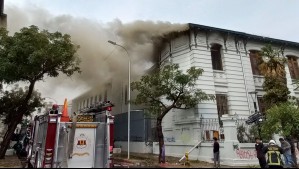 Incendio afecta a dependencias del Liceo de Aplicación en Santiago