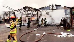 Gran incendio consume 14 puestos en feria de San Joaquín