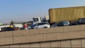 Colisión múltiple genera corte total de tránsito en Autopista Vespucio Norte
