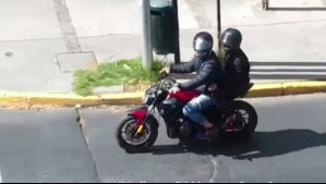 'El Enjambre': La peligrosa banda de motochorros que roba celulares en las calles de Santiago