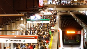 Usuarios de Metro reportan retraso en la frecuencia de trenes en Línea 1