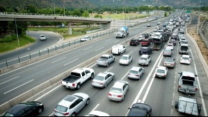 Auto con una madre y sus dos hijos cae desde puente en la Autopista Costanera Norte