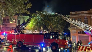 Reportan voraz incendio en inmueble colindante a cuartel de Bomberos en pleno centro de Santiago