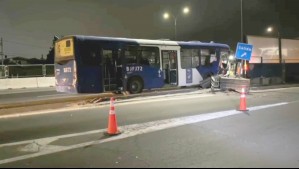 Bus del Transantiago colisiona, personas se acercan al conductor y en lugar de ayudarlo lo asaltan