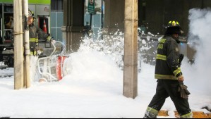 Incendio afecta a cámara eléctrica subterránea en Providencia: Bomberos recurre a espuma para controlarlo