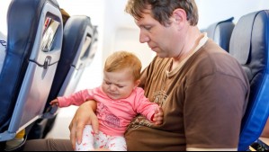 Video muestra la 'pataleta' de un hombre adulto por un bebé que llora dentro del avión