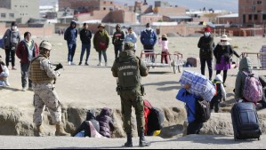 'No nos queremos quedar': Cientos de migrantes intentan salir de Chile a Perú