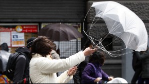 Emiten aviso por viento en siete regiones del país en la misma jornada que caería lluvia en Santiago