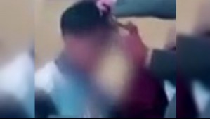 Auxiliar de educación fue captado cortándole el pelo a un estudiante en pleno salón de clases en Perú