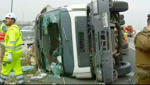 Camión repleto de residuos se vuelca y genera gran congestión en General Velásquez