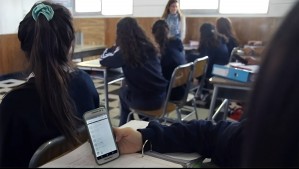 Colegio de Las Condes prohíbe uso de celulares a sus alumnos: Los deben guardar en una caja al entrar a clases