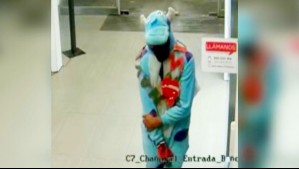 Delincuente disfrazado de dinosaurio comete violento robo en servicentro