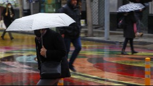 Lluvia en Santiago: Jaime Leyton dice que seguirán los chubascos y pronostica hasta cuándo caerá agua en la capital