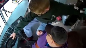 Niño héroe: Video muestra que pequeño de 13 años controló bus escolar luego que conductor sufriera problema de salud