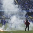 El Clásico Universitario, que disputaban Universidad de Chile y Universidad Católica, se suspendió manera definitiva, luego de que cayeran bombas de estruendo, bengalas y fuegos artificiales, lanzados desde la tribuna.