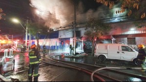 Incendio afecta local de comida en Santiago centro: 11 carros de Bomberos acudieron al siniestro