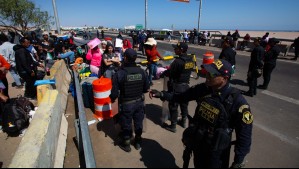 Migrante trata de cruzar corriendo la frontera de Perú: Se reportan enfrentamientos con la policía de ese país