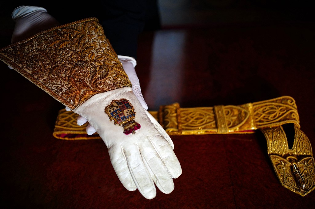 El guante reciclado y el cinturón para espadas que vestirá el rey Carlos III durante su coronación (AFP)