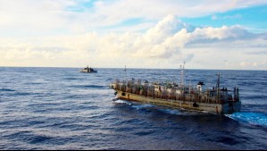 Alerta por gigantesca flota china en aguas nacionales: Armada la monitorea vía satélite en todo momento