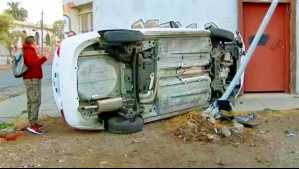 Vehículo termina volcado y derriba poste de luz tras colisión en Quinta Normal: Una persona resultó lesionada