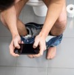 Estos son los riesgos a los que te expones al ir con el celular al baño. Revisa las bacterias que puede albergar tu teléfono y las enfermedades que esto puede provocar.