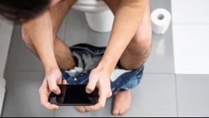 ¿Vas al baño con el celular? Estos son los peligros a los que te expones