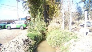 Agricultor encuentra un cuerpo en canal de regadío de Puente Alto