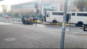 Auto termina volcado tras colisionar con bus de Carabineros en Macul