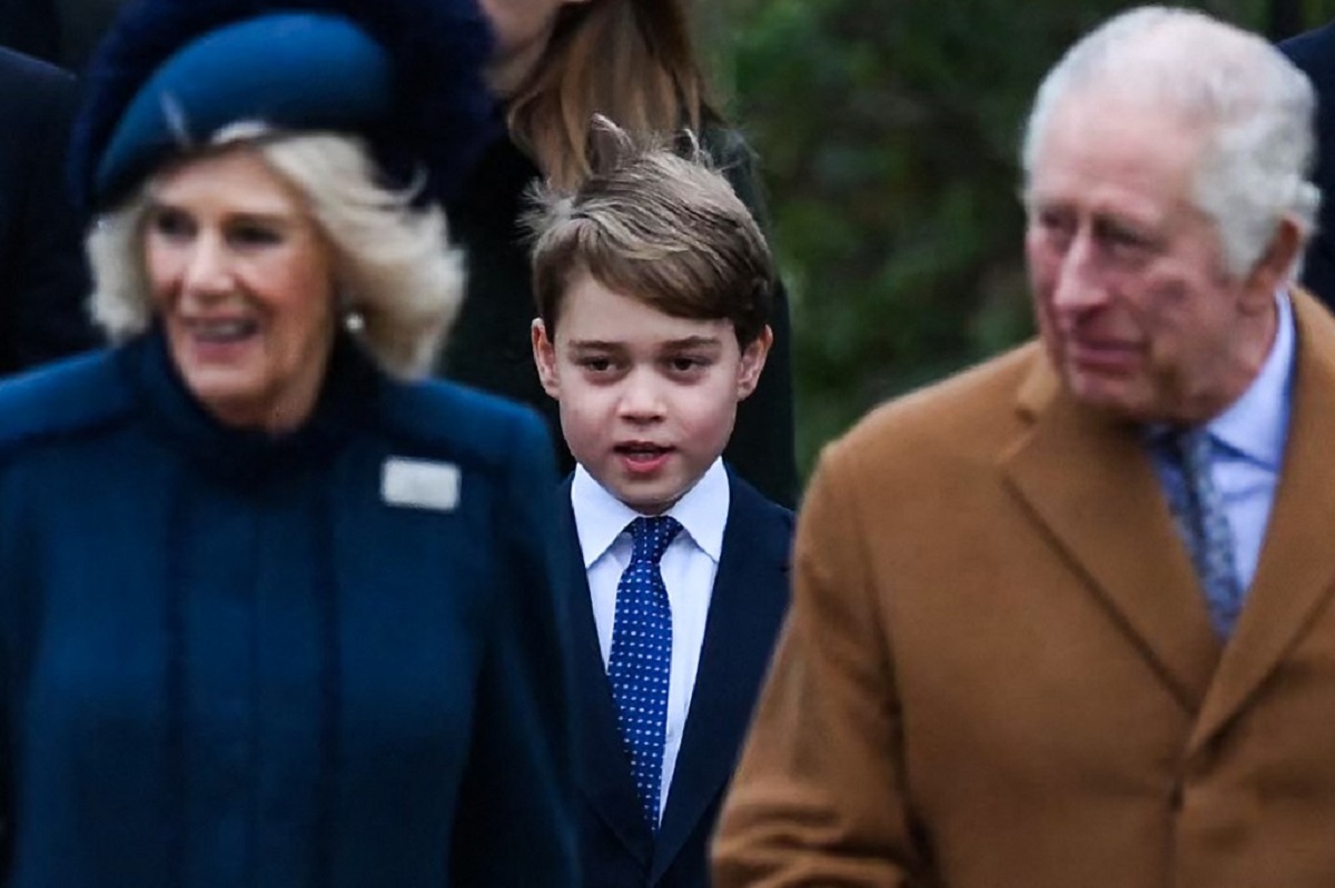En el centro de la imagen, el príncipe George junto al rey Carlos III y la reina consorte Camila (AFP)