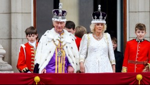 Rey Carlos III y su esposa Camila saludaron al pueblo británico desde el palacio de Buckingham tras la coronación