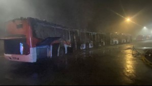 Dos buses del sistema Red resultan completamente incendiados: Estaban en terminal de Maipú