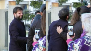 Se abraza y se toma fotos con votantes: Presidente Gabriel Boric asiste a votar en familia en Punta Arenas