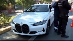 Auto de alta gama circulaba sin patente delantera por Santiago: Conductor se la sacó por una insólita razón