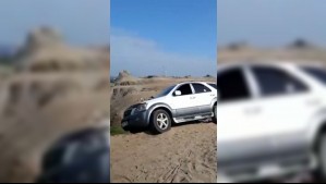 Camioneta habría intentado eludir barrera para ingresar a un humedal y quedó atrapada en Antofagasta