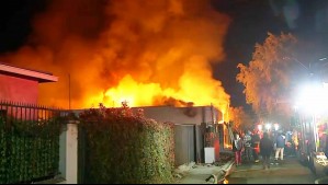 Gran incendio afecta a lavandería en Recoleta: Se propagó a ocho viviendas