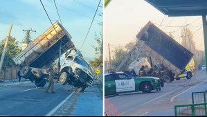 Camión tolva queda colgando de los cables tras chocar con postes de electricidad