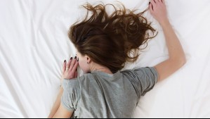 Esta es la peor postura en la que puedes dormir, según los expertos