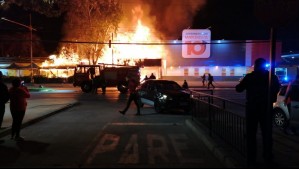 Voraz incendio en Los Andes: Llamas consumen emblemático restaurante y amenazan a supermercado y casas