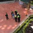 Revisa en detalle la reacción que tuvo una mujer al enterarse de la infidelidad de su esposo en Colombia. La afectada decidió lanzar las pertenencias del hombre por el décimo piso de un edificio.