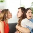 Una particular situación protagonizan dos mujeres venezolanas, quienes se hicieron amigas en medio de la infidelidad del novio de una de ellas. Conoce detalles de este insólito caso que se hizo viral en Facebook.