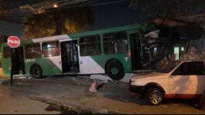 Colisión entre micro y auto deja 12 heridos en Pedro Aguirre Cerda: Bus queda incrustado en panadería