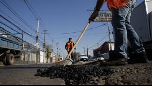 'No le estamos haciendo la pega a las municipalidades': Automovilistas Furiosos tapan 'eventos' con asfalto reciclado